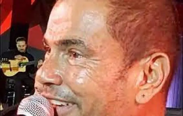 بالصور.. عمرو دياب يرتدي حلق خلال حفل في تركيا