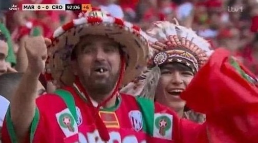 طبيب أسنان أردني يحقق أمنية المشجع المغربي - صور