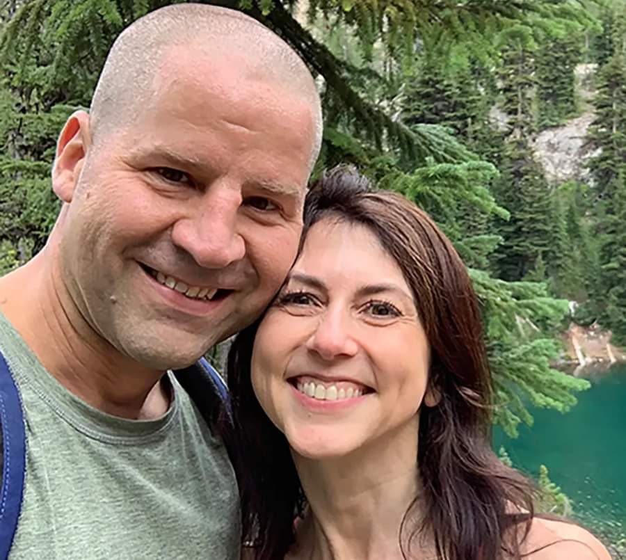 طلاق زوجة جيف بيزوس السابقة من زوجها الجديد