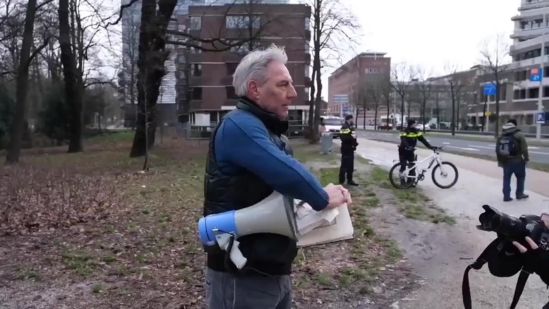 بعد السويد.. حرق القرآن الكريم بهولندا - صور