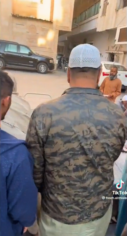 السعودية.. تسعيني وابنه يوزعان التمر والخبز منذ 40 عاما - صور