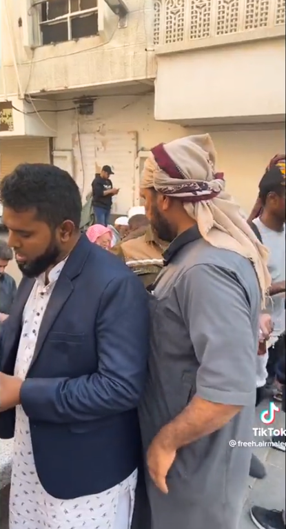 السعودية.. تسعيني وابنه يوزعان التمر والخبز منذ 40 عاما - صور