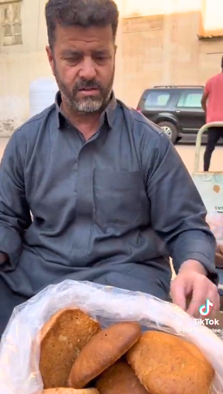 السعودية.. تسعيني وابنه يوزعان التمر والخبز منذ 40 عاما - صور