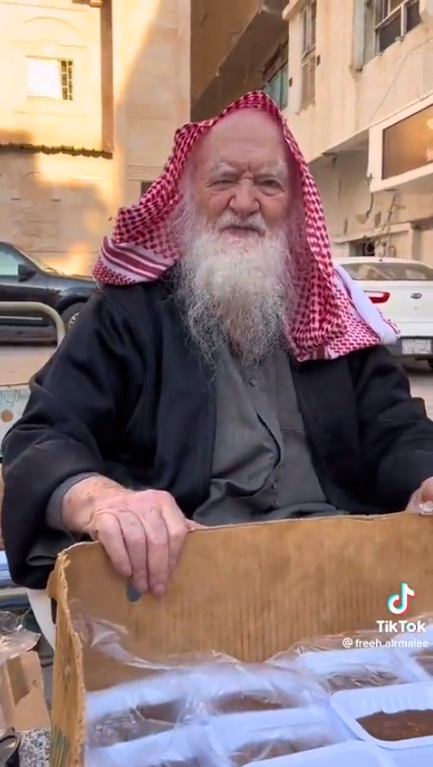 السعودية.. تسعيني وابنه يوزعان التمر والخبز منذ 40 عاما - صور