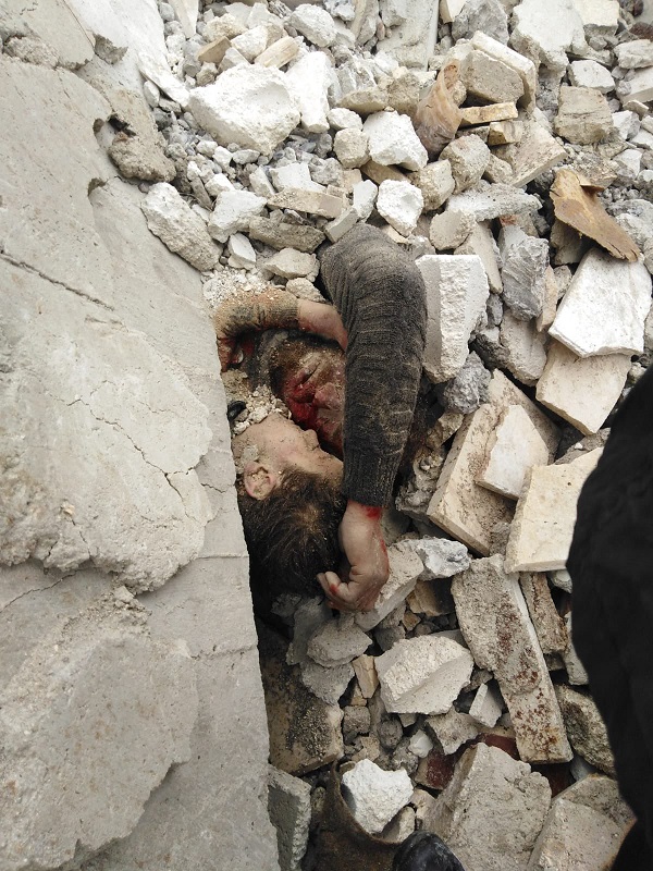 مشهد يبكي الحجر من زلزال سوريا.. العناق الأخير بين أب وابنه - صورة