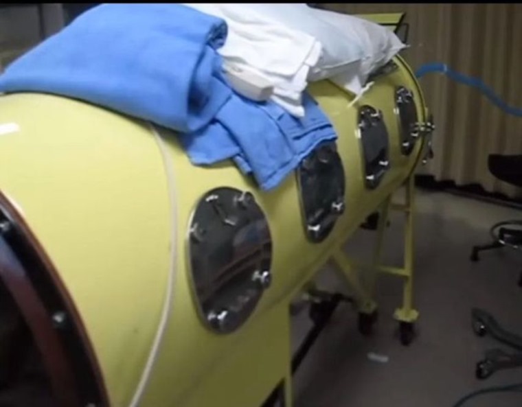 يعيش 70 عاماً داخل جهاز الرئة الحديدية بعدما أصيب بالشلل