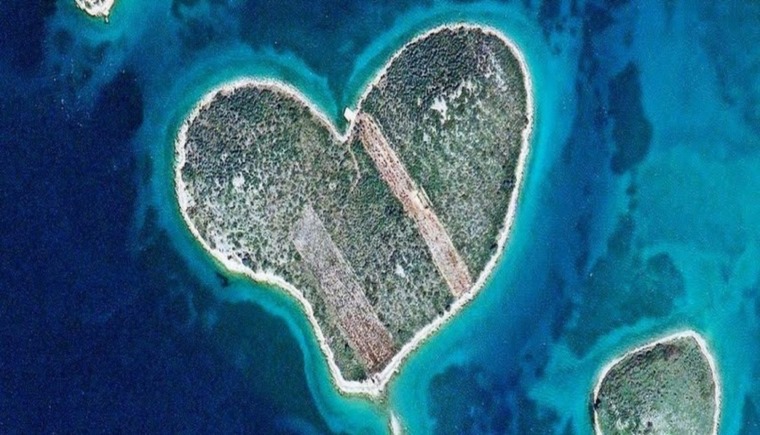 جزيرة ساحرة على شكل قلب للبيع