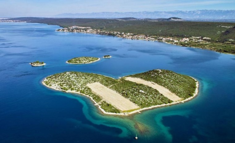 جزيرة ساحرة على شكل قلب للبيع