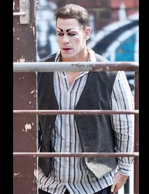 نجم المُصارعة العالمي (جون سينا) يظهر بالمكياج الكامل - صور