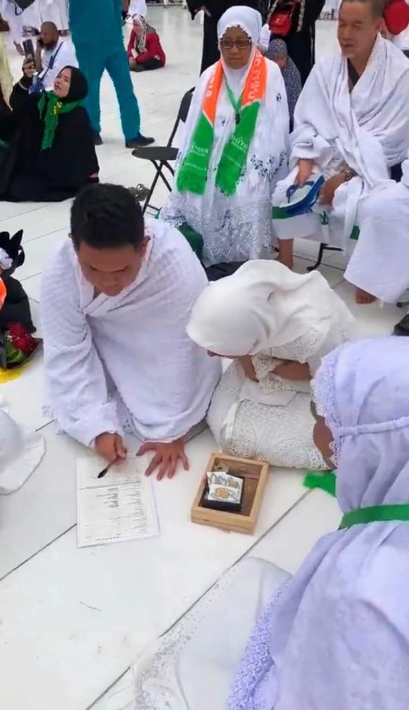 شاب بملابس الإحرام يعقد قرانه على فتاة أمام الكعبة