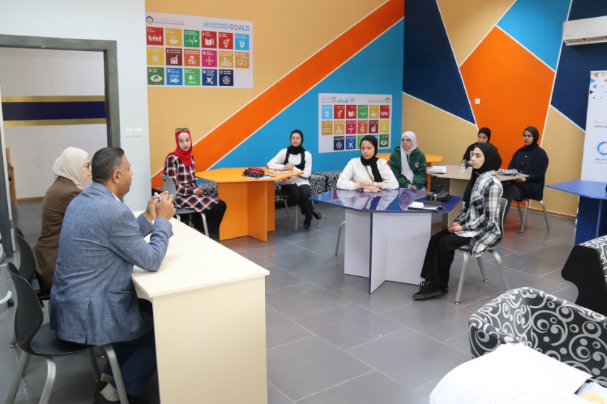 ورشات تدريبية لطلبة مدرسة أم الدنانير الأساسية في عمّان العربية