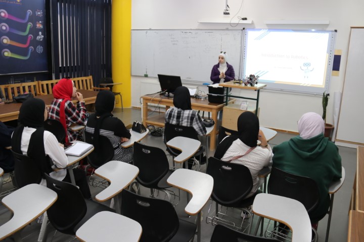 ورشات تدريبية لطلبة مدرسة أم الدنانير الأساسية في عمّان العربية