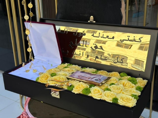 بالفيديو.. أردني يقدم عيدية لزوجته بقيمة 30 ألف دينار