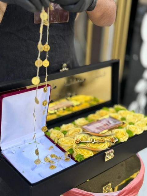 بالفيديو.. أردني يقدم عيدية لزوجته بقيمة 30 ألف دينار