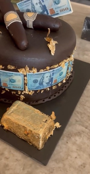 تورتة بالذهب.. محمد رمضان يحتفل بعيد ميلاده - صور 