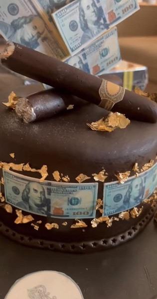 تورتة بالذهب.. محمد رمضان يحتفل بعيد ميلاده - صور 