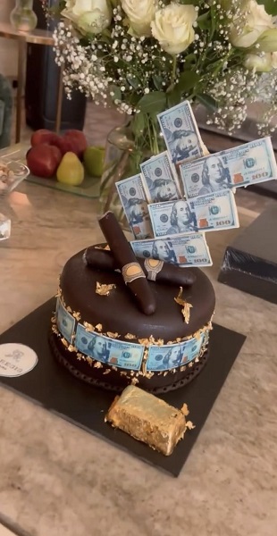 تورتة بالذهب.. محمد رمضان يحتفل بعيد ميلاده - صور 