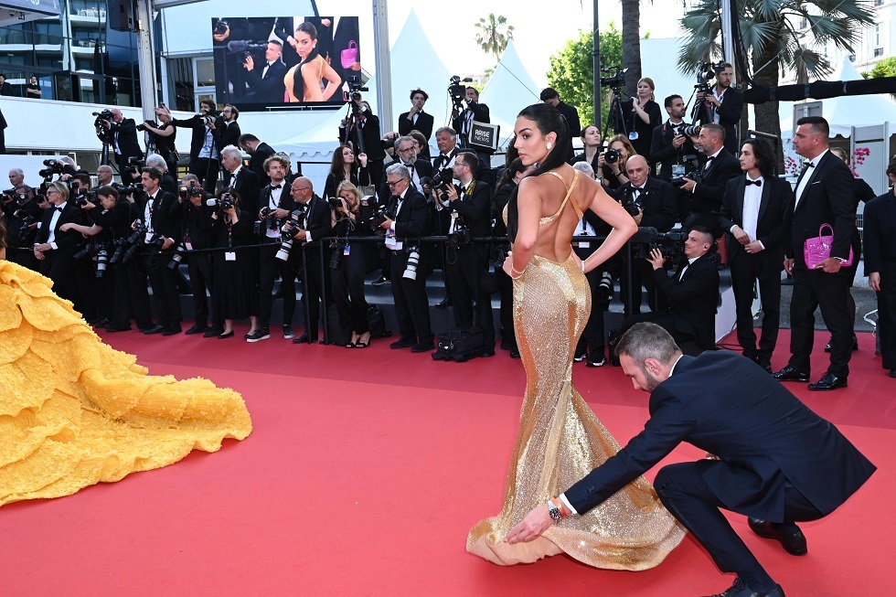 جورجينا تظهر بإطلالة جريئة في فرنسا - صور