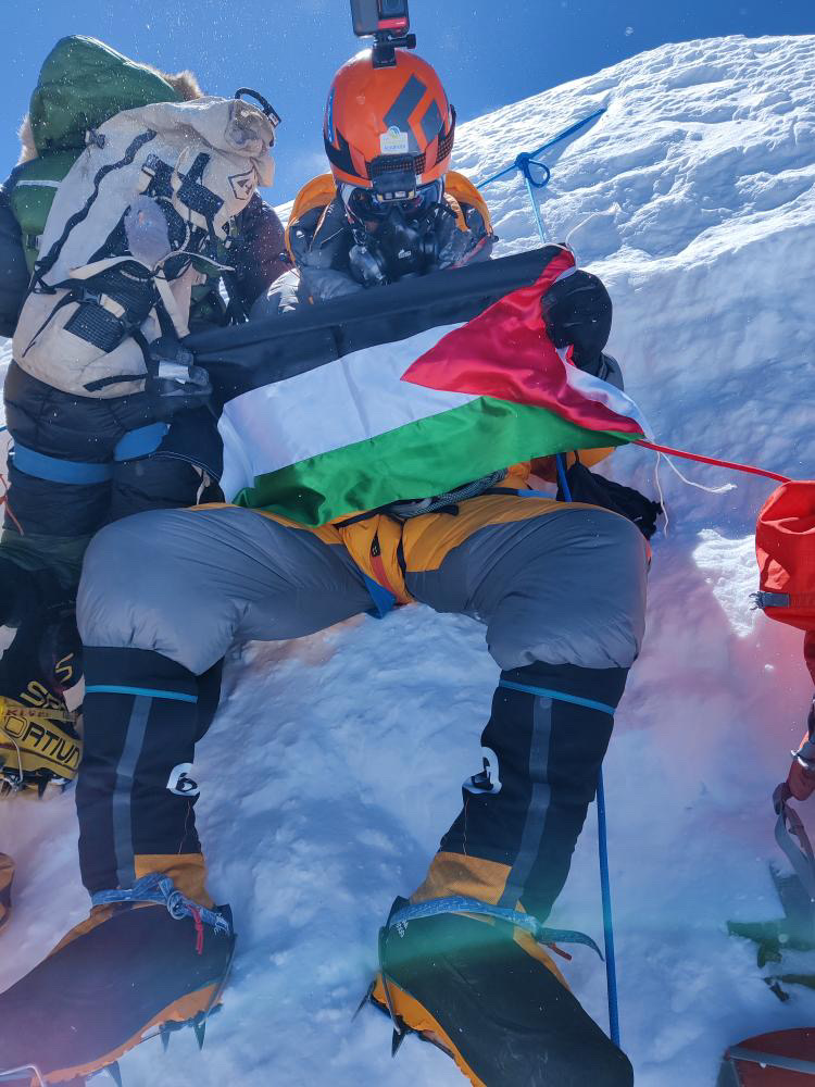 رفع العلم الأردني على (جبل لوتسي)