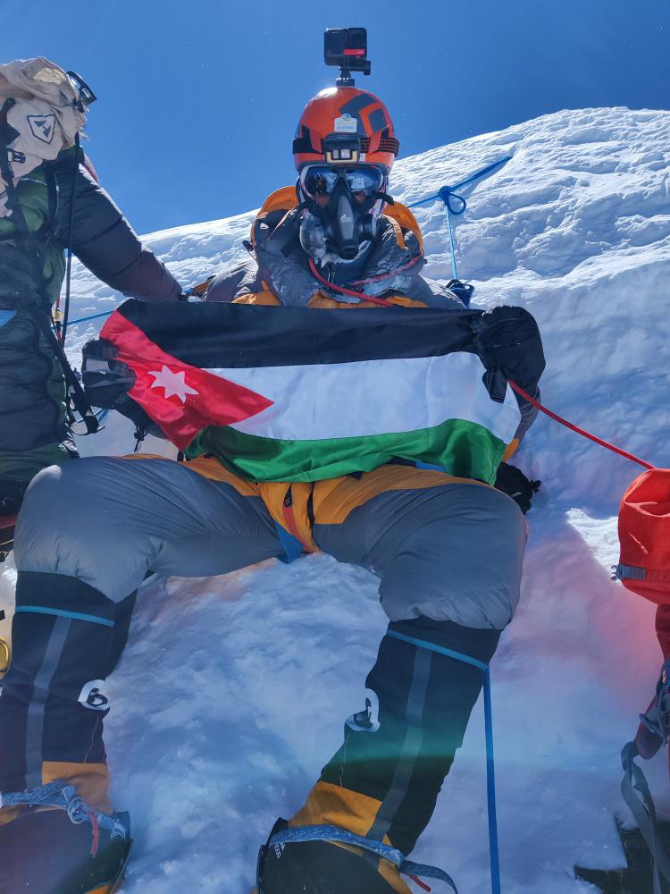 رفع العلم الأردني على (جبل لوتسي)