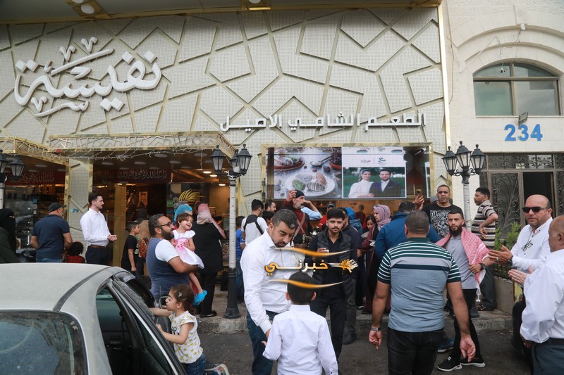 حلويات نفيسة توزع 6 أطنان كنافة مجانا احتفالا بزفاف الأمير حسين 