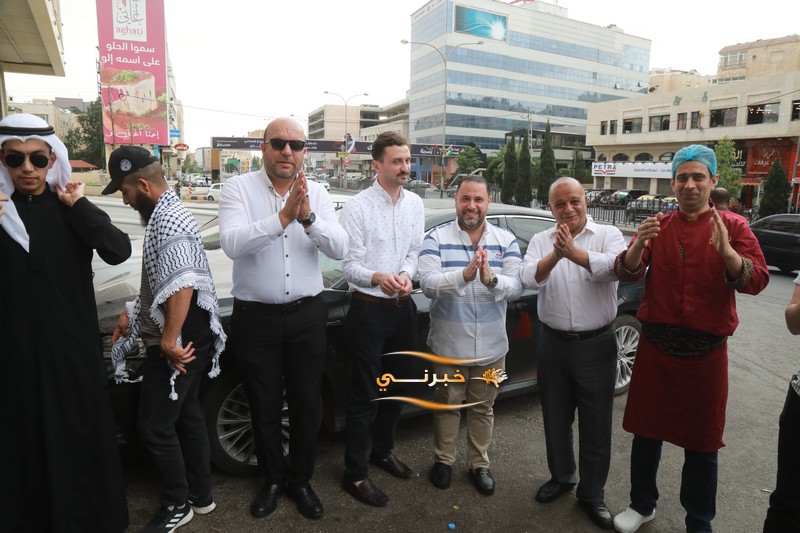 حلويات نفيسة توزع 6 أطنان كنافة مجانا احتفالا بزفاف الأمير حسين 