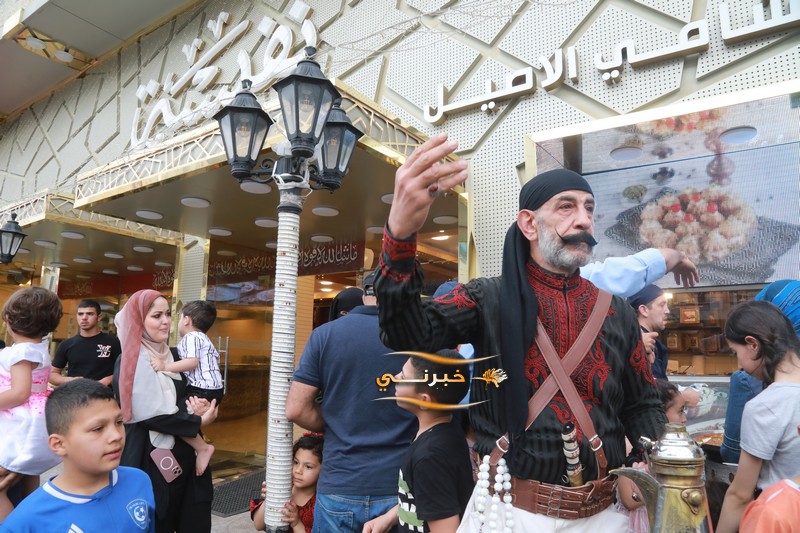 حلويات نفيسة توزع 6 أطنان كنافة مجانا احتفالا بزفاف الأمير حسين 