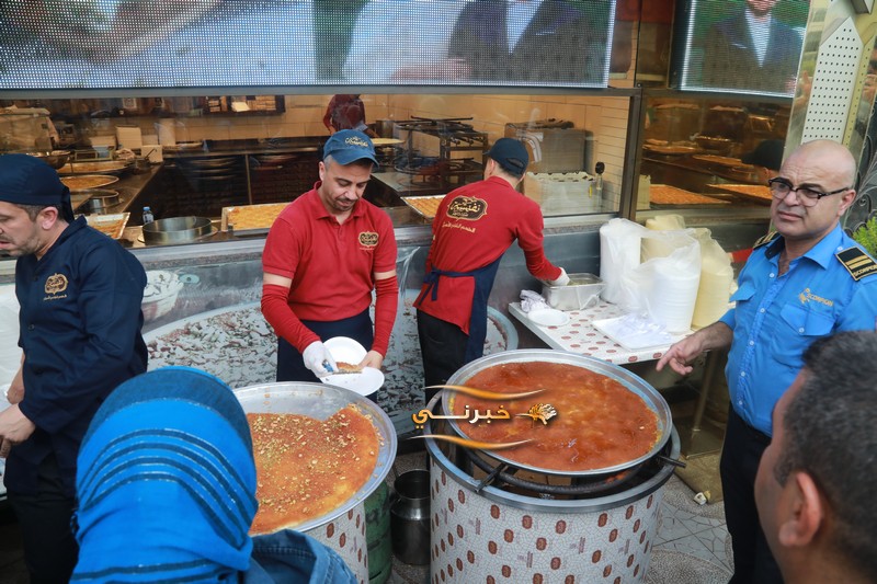 حلويات نفيسة توزع 6 أطنان كنافة مجانا احتفالا بزفاف الأمير حسين 