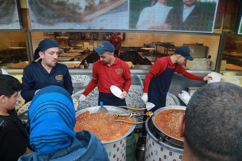 حلويات نفيسة توزع 6 أطنان كنافة مجانا احتفالا بزفاف الأمير حسين 