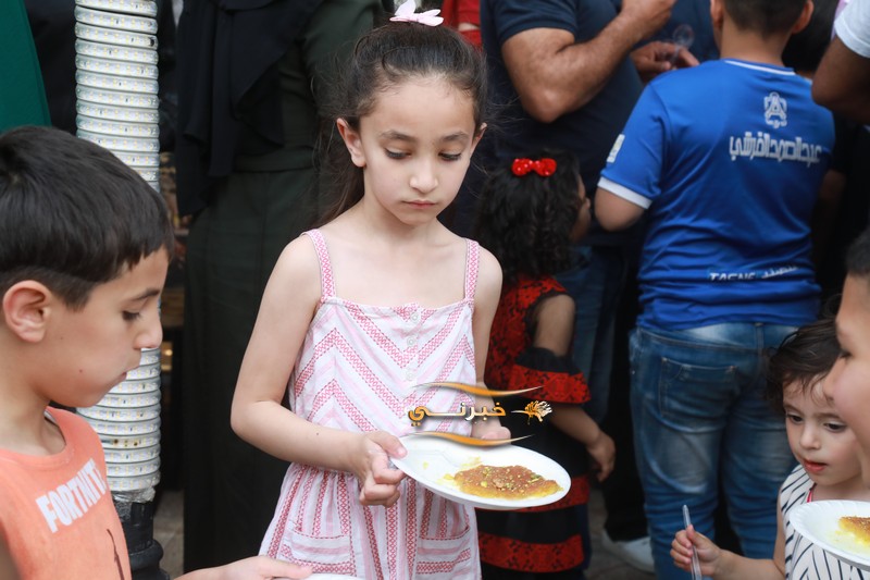 حلويات نفيسة توزع 6 أطنان كنافة مجانا احتفالا بزفاف الأمير حسين 