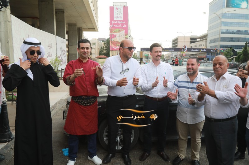 حلويات نفيسة توزع 6 أطنان كنافة مجانا احتفالا بزفاف الأمير حسين 