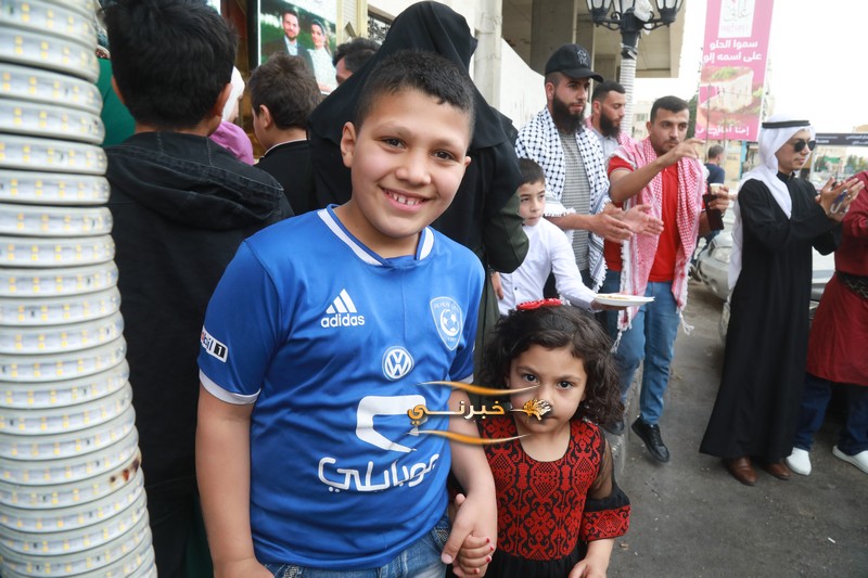 حلويات نفيسة توزع 6 أطنان كنافة مجانا احتفالا بزفاف الأمير حسين 