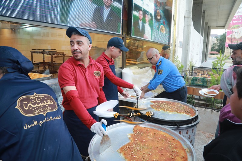 حلويات نفيسة توزع 6 أطنان كنافة مجانا احتفالا بزفاف الأمير حسين 