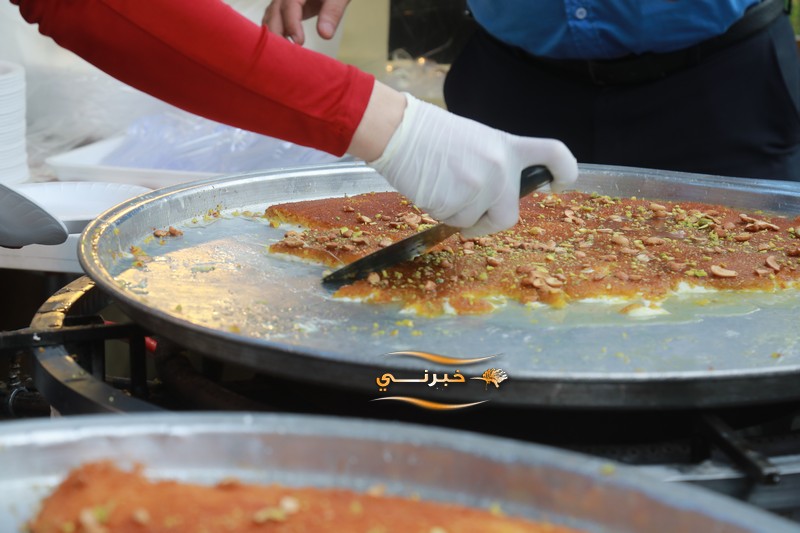 حلويات نفيسة توزع 6 أطنان كنافة مجانا احتفالا بزفاف الأمير حسين 