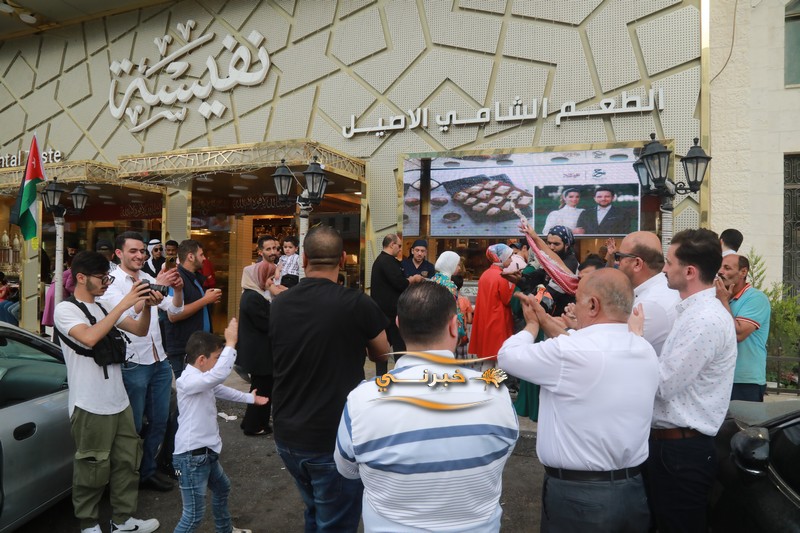 حلويات نفيسة توزع 6 أطنان كنافة مجانا احتفالا بزفاف الأمير حسين 