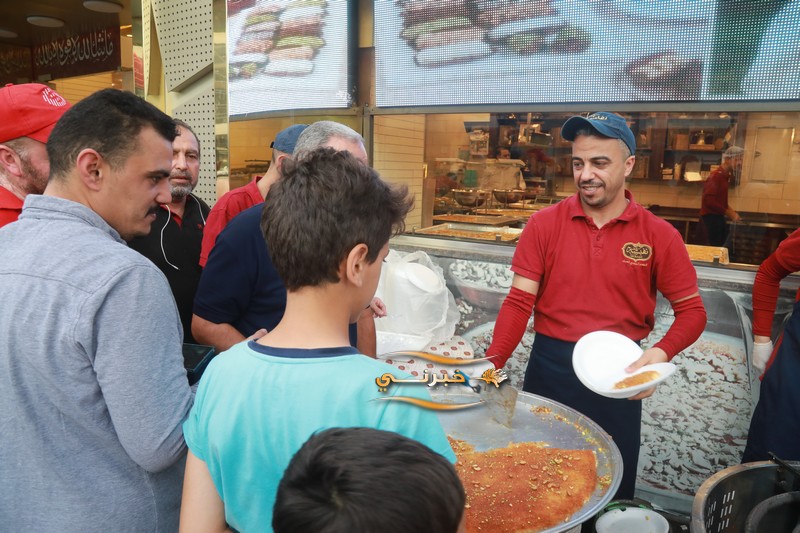 حلويات نفيسة توزع 6 أطنان كنافة مجانا احتفالا بزفاف الأمير حسين 