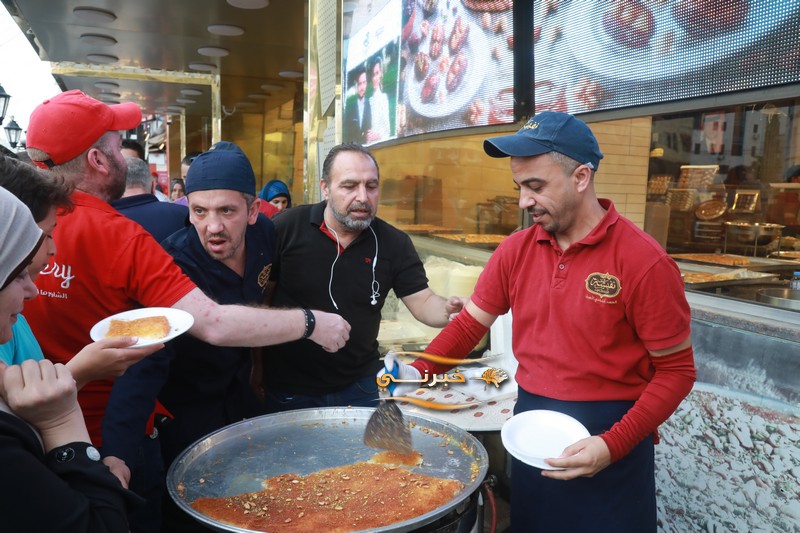 حلويات نفيسة توزع 6 أطنان كنافة مجانا احتفالا بزفاف الأمير حسين 