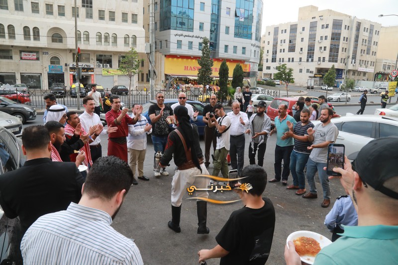 حلويات نفيسة توزع 6 أطنان كنافة مجانا احتفالا بزفاف الأمير حسين 