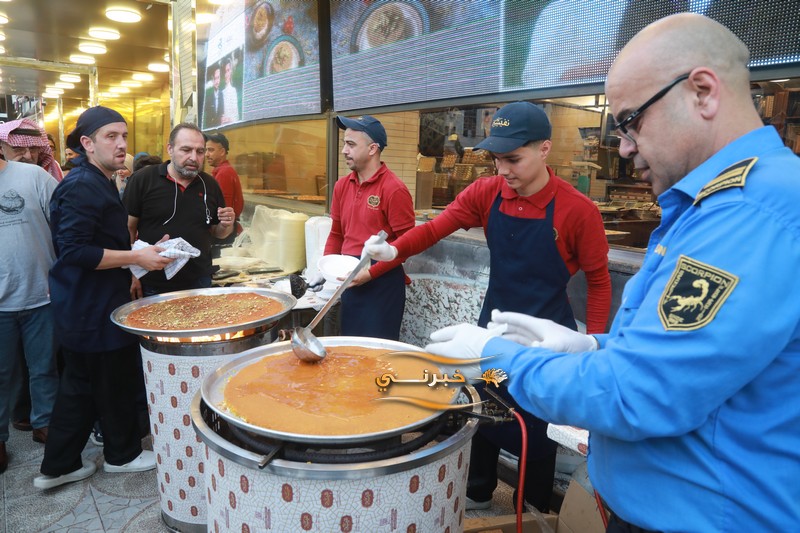 حلويات نفيسة توزع 6 أطنان كنافة مجانا احتفالا بزفاف الأمير حسين 