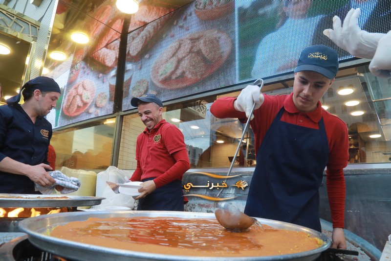 حلويات نفيسة توزع 6 أطنان كنافة مجانا احتفالا بزفاف الأمير حسين 