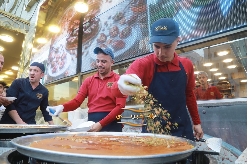 حلويات نفيسة توزع 6 أطنان كنافة مجانا احتفالا بزفاف الأمير حسين 