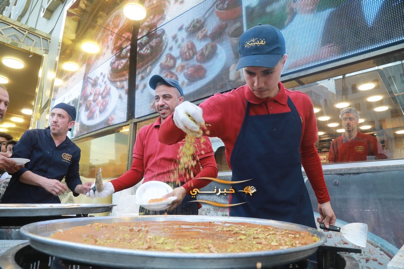 حلويات نفيسة توزع 6 أطنان كنافة مجانا احتفالا بزفاف الأمير حسين 