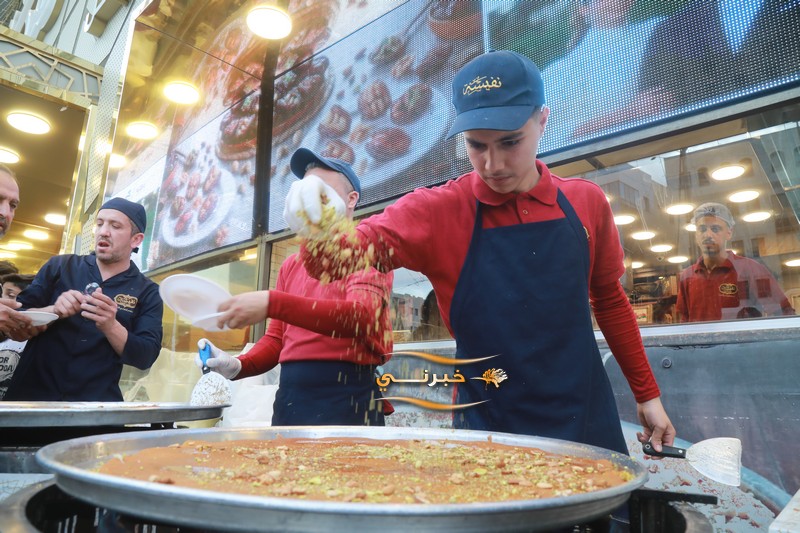 حلويات نفيسة توزع 6 أطنان كنافة مجانا احتفالا بزفاف الأمير حسين 