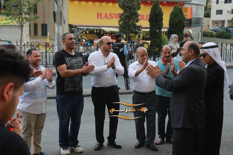 حلويات نفيسة توزع 6 أطنان كنافة مجانا احتفالا بزفاف الأمير حسين 