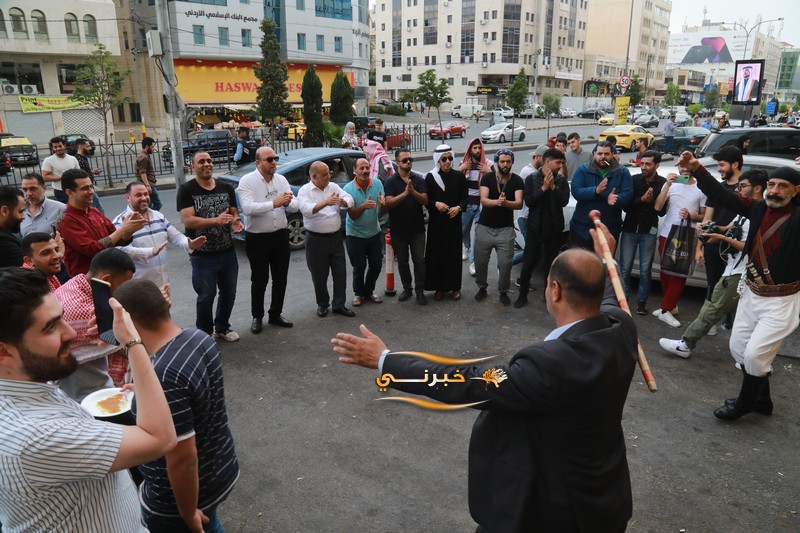 حلويات نفيسة توزع 6 أطنان كنافة مجانا احتفالا بزفاف الأمير حسين 