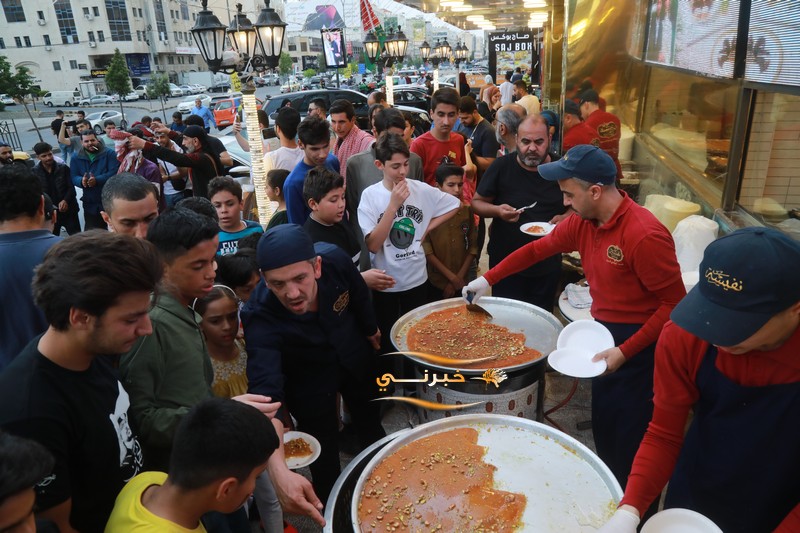 حلويات نفيسة توزع 6 أطنان كنافة مجانا احتفالا بزفاف الأمير حسين 