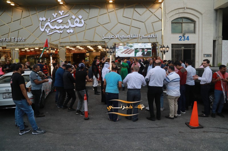 حلويات نفيسة توزع 6 أطنان كنافة مجانا احتفالا بزفاف الأمير حسين 