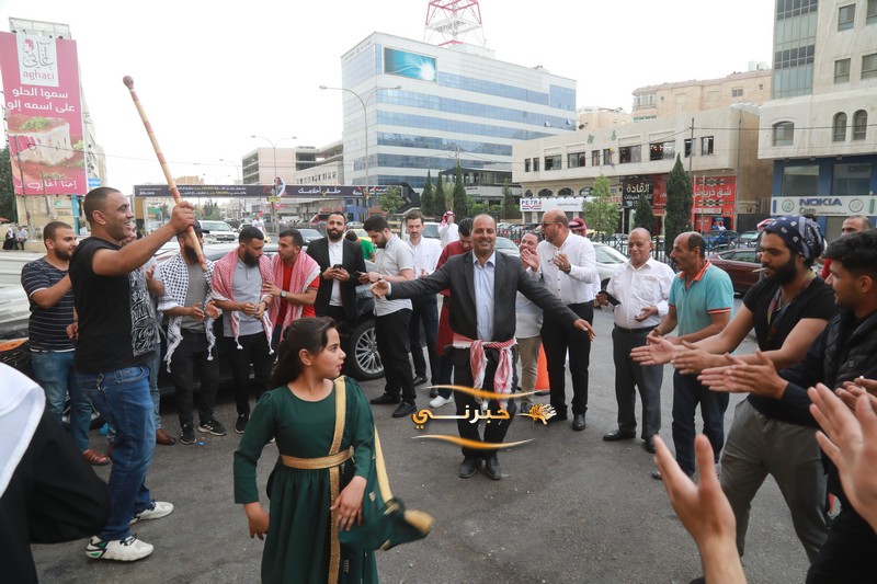 حلويات نفيسة توزع 6 أطنان كنافة مجانا احتفالا بزفاف الأمير حسين 