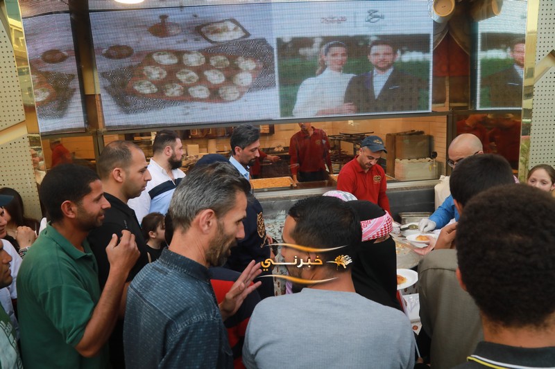 حلويات نفيسة توزع 6 أطنان كنافة مجانا احتفالا بزفاف الأمير حسين 