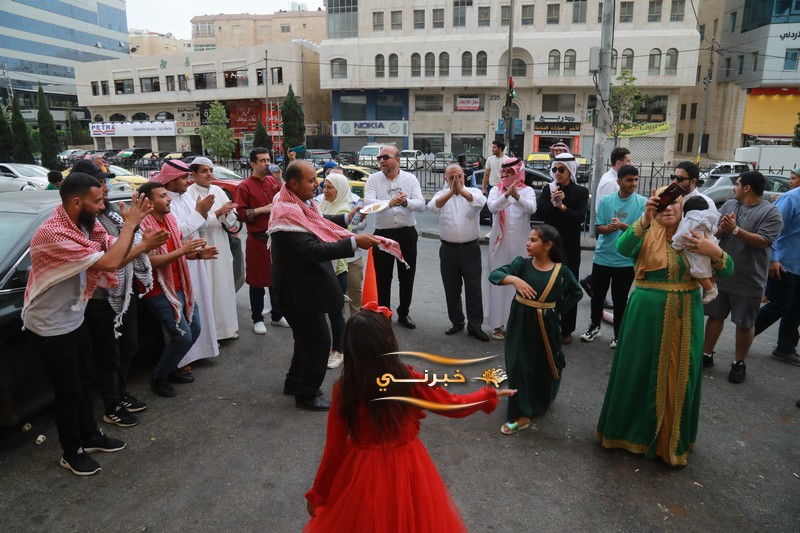 حلويات نفيسة توزع 6 أطنان كنافة مجانا احتفالا بزفاف الأمير حسين 